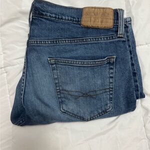 Straight fit blue denim jeans from Levi Strauss
Size 34x32